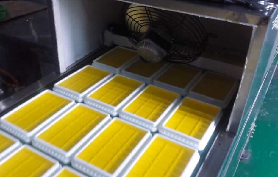 冷却隧道炉将液体香膏冷却